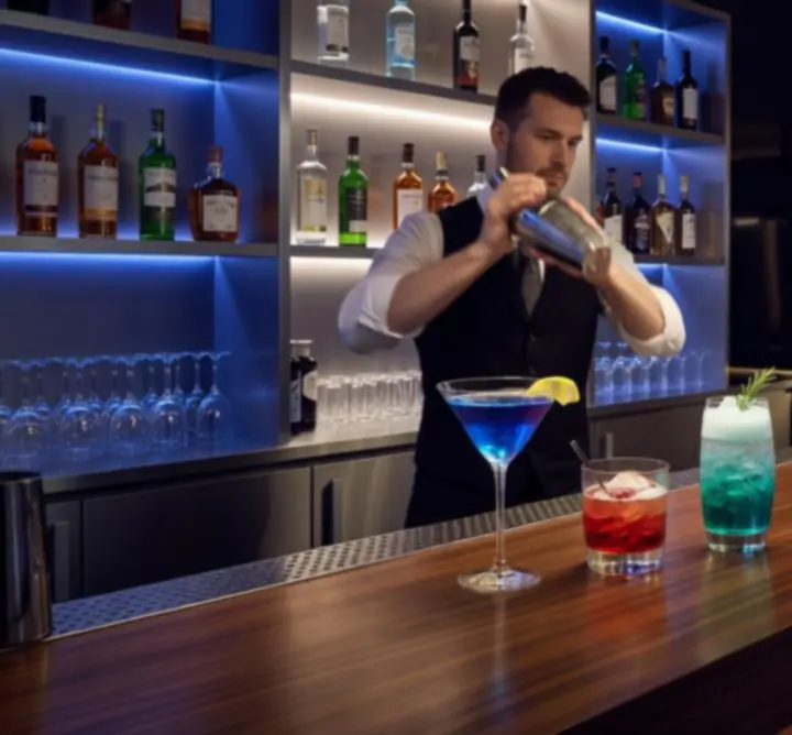 Večerní bar s autorskými koktejly a ambientním osvětlením v Czech Venue Hub